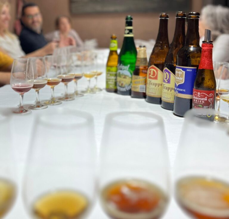 Tast de Cerveses 16 Mesa de cata de cervezas artesanas con copas servidas y botellas trapenses en grupo en Barcelona