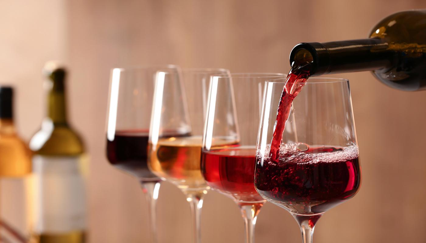 Tast de Vins 1 Botella sirviendo vino tinto en copa de cata con serie de copas de blanco rosado y tinto