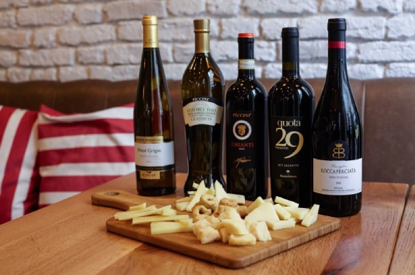 Tast de Vins 21 Tabla de quesos con selección de vinos italianos para cata online por videollamada