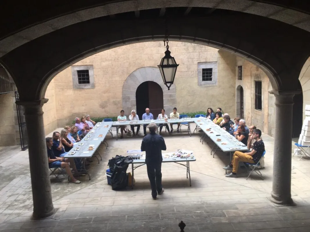 Tast de Vins 19 Sommelier dirigiendo cata de vinos para grupo grande en patio histórico porticado en Barcelona