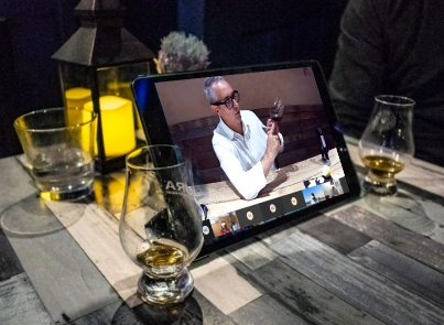 Tast de Vins 20 Cata de whisky online por videollamada con sommelier en pantalla y copas Glencairn en mesa