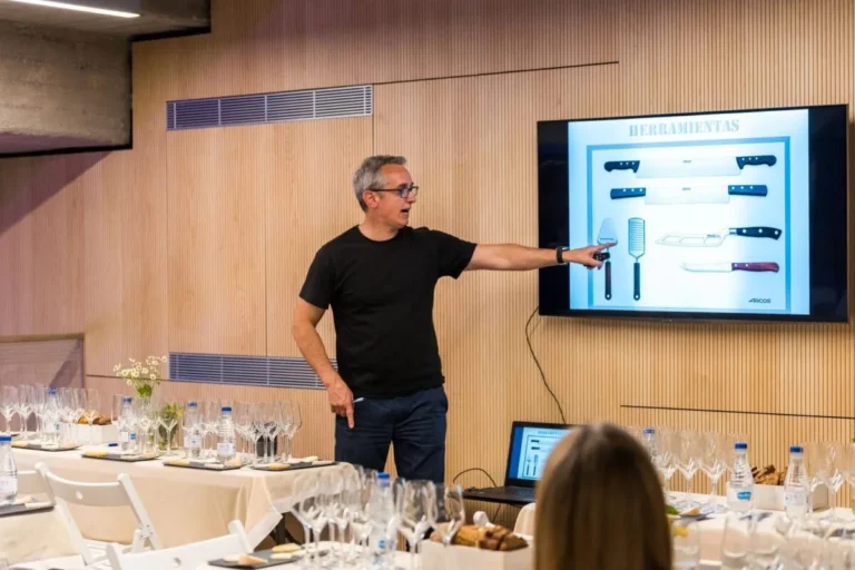 Xavier Bassa explicando herramientas de corte en taller de degustación de quesos y vinos