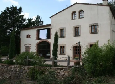 Tast de Vins 17 Fachada de la masía Can Tomàs Bassa con arco acristalado y jardín en Santa Eulàlia de Ronçana